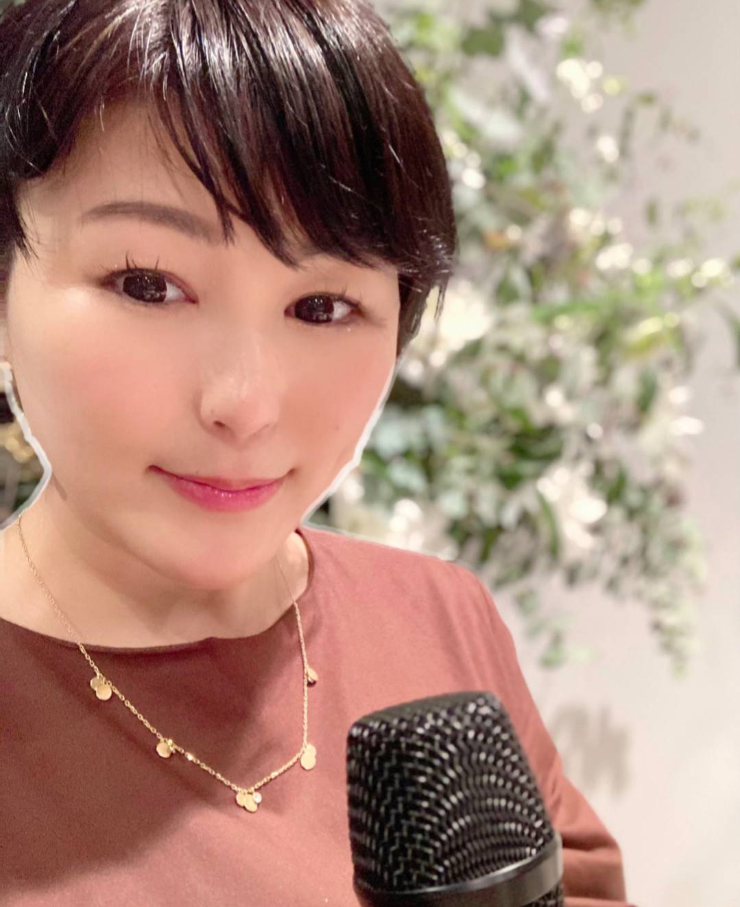 マイクの前の佐伯桃子