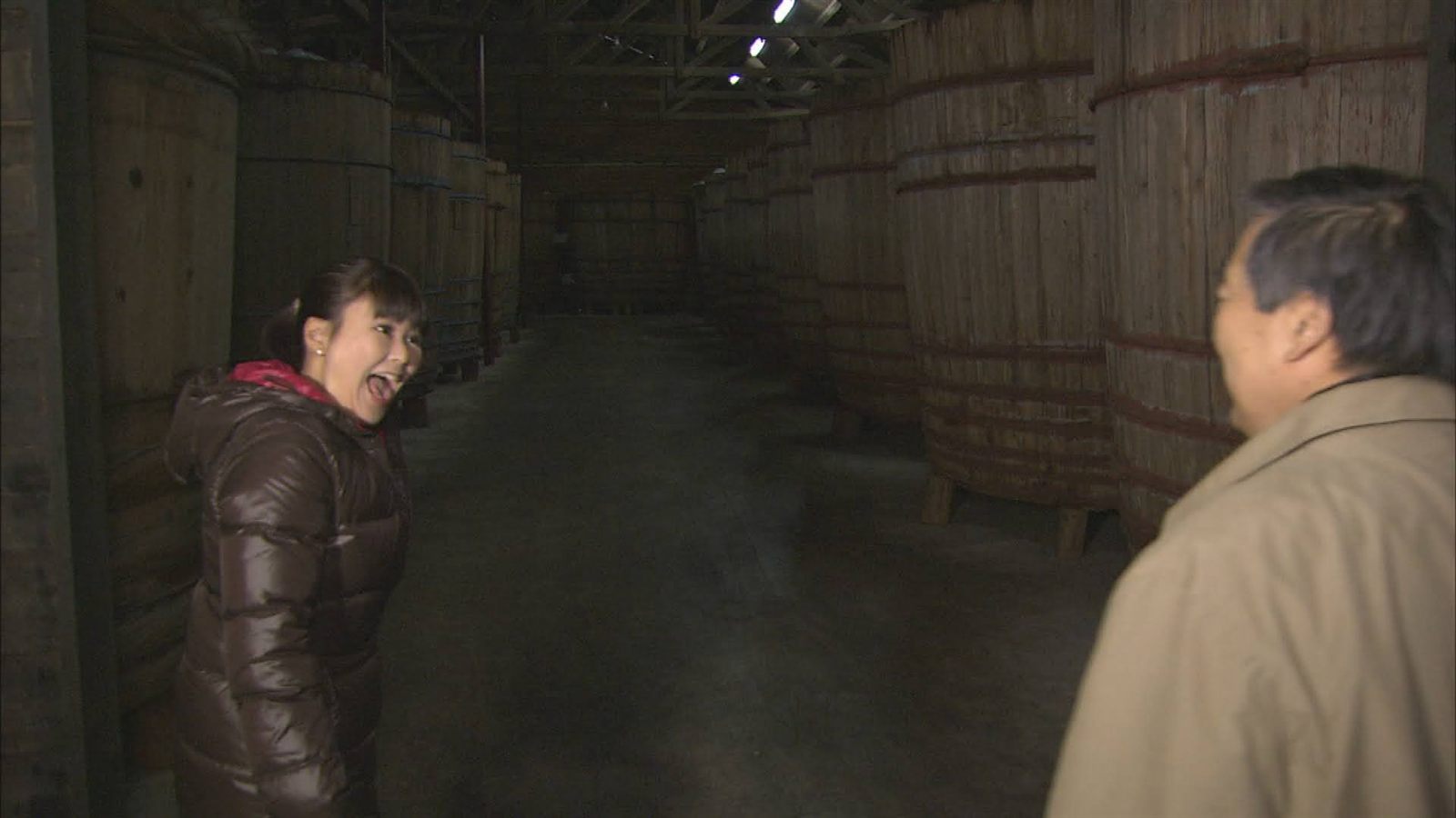 味噌蔵の木桶の前で笑う佐伯桃子